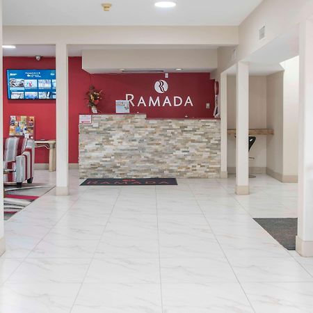 Hotel Ramada Limited 100 Mile House Esterno foto