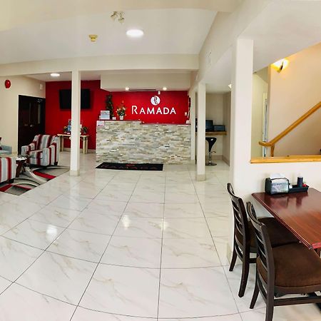 Hotel Ramada Limited 100 Mile House Esterno foto