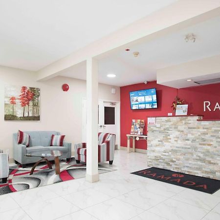 Hotel Ramada Limited 100 Mile House Esterno foto