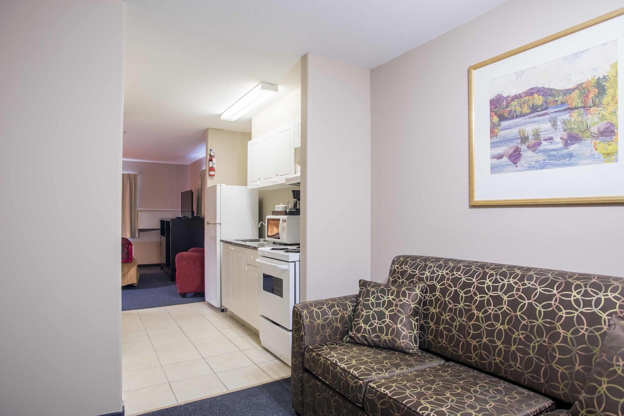 Hotel Ramada Limited 100 Mile House Esterno foto