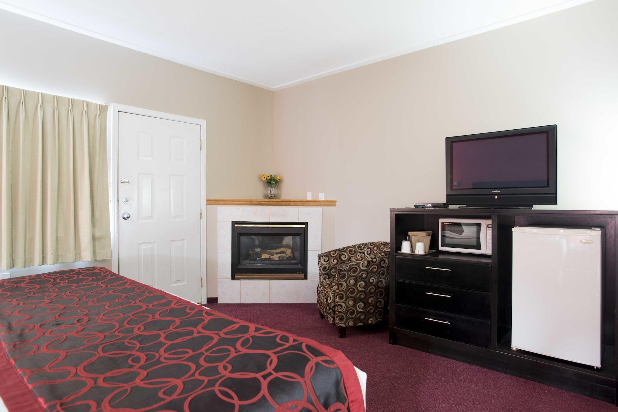 Hotel Ramada Limited 100 Mile House Esterno foto
