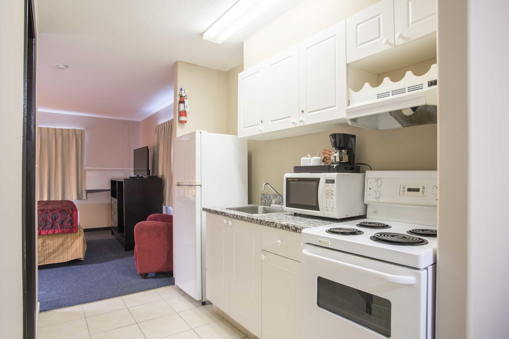 Hotel Ramada Limited 100 Mile House Esterno foto