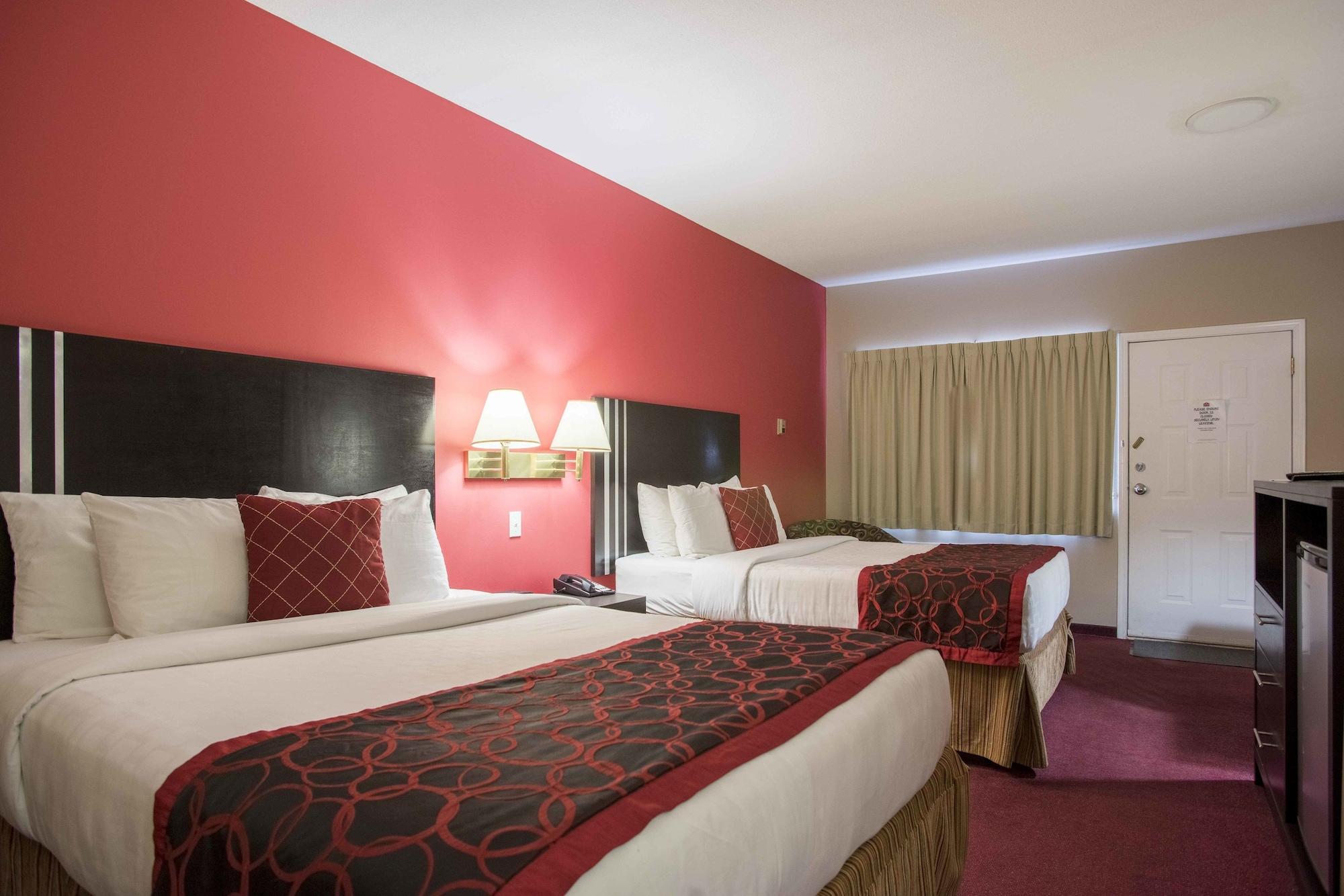 Hotel Ramada Limited 100 Mile House Esterno foto