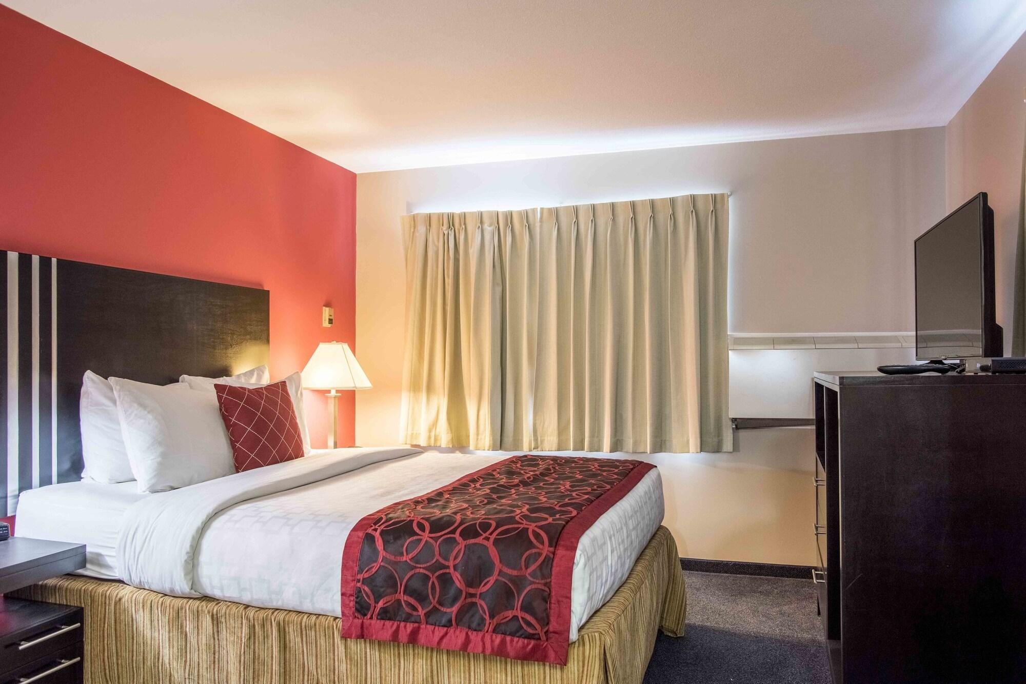 Hotel Ramada Limited 100 Mile House Esterno foto