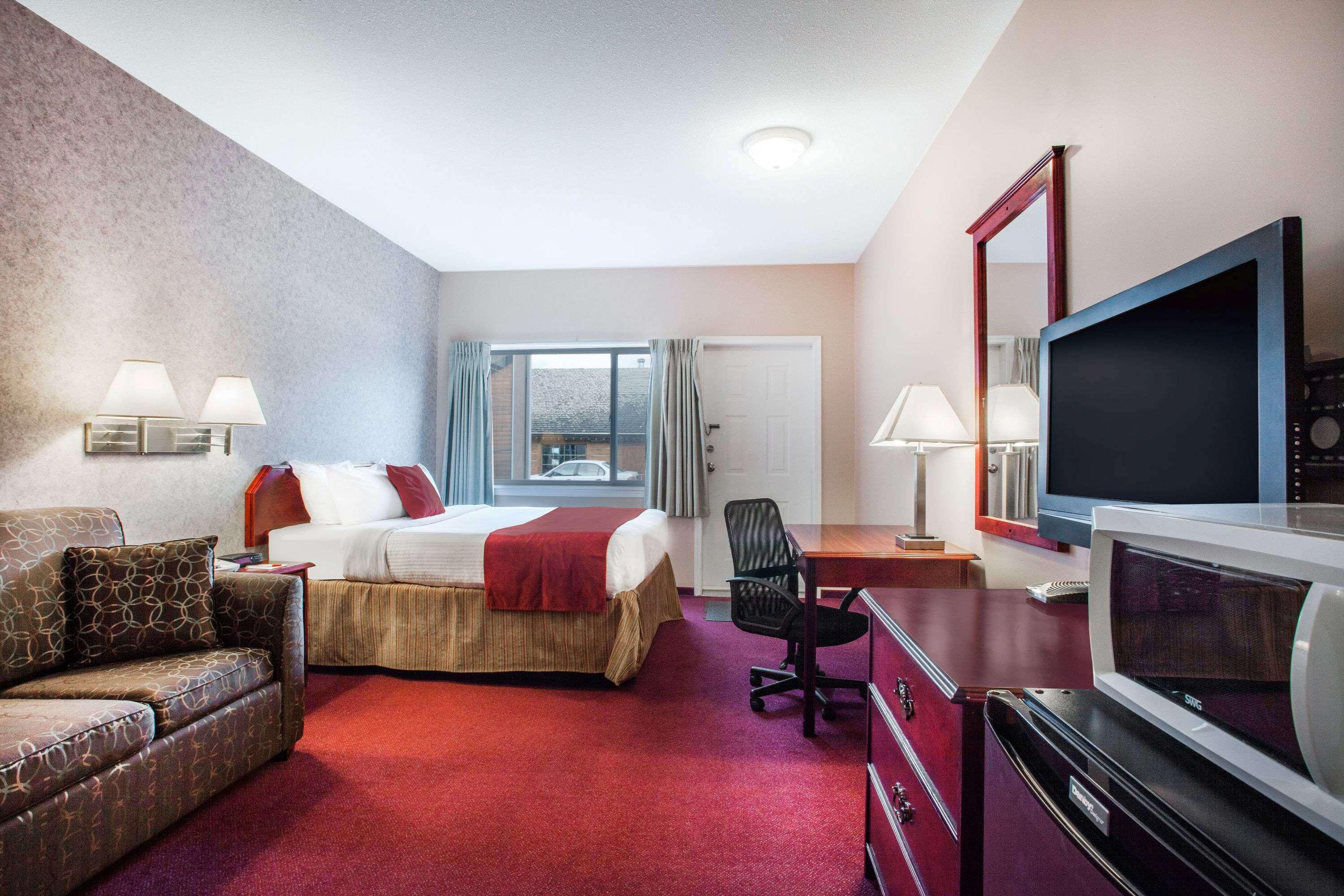 Hotel Ramada Limited 100 Mile House Esterno foto