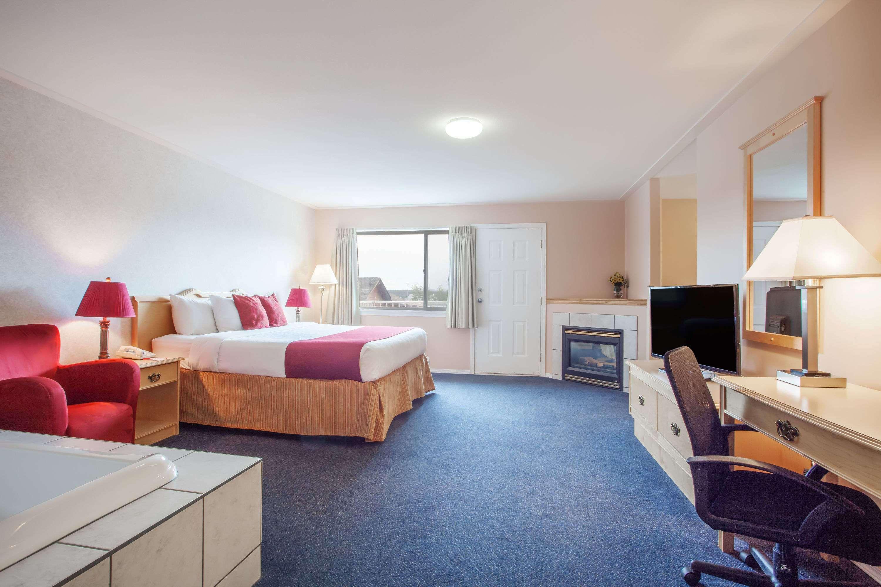 Hotel Ramada Limited 100 Mile House Esterno foto