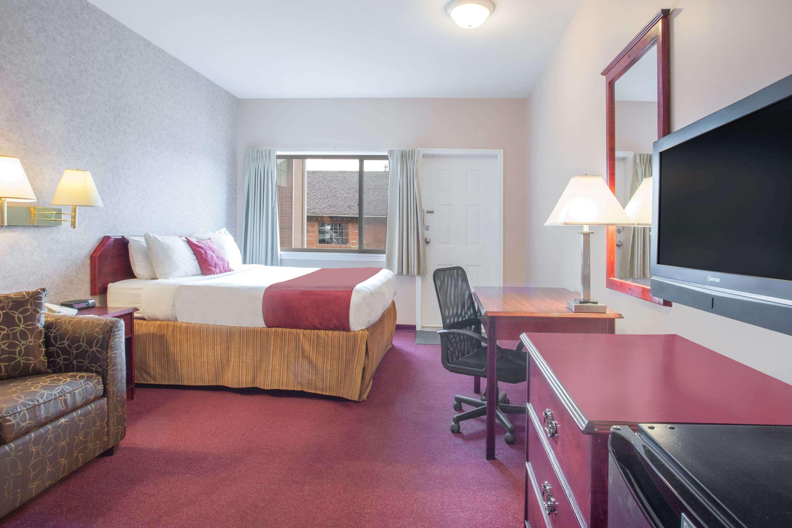 Hotel Ramada Limited 100 Mile House Esterno foto