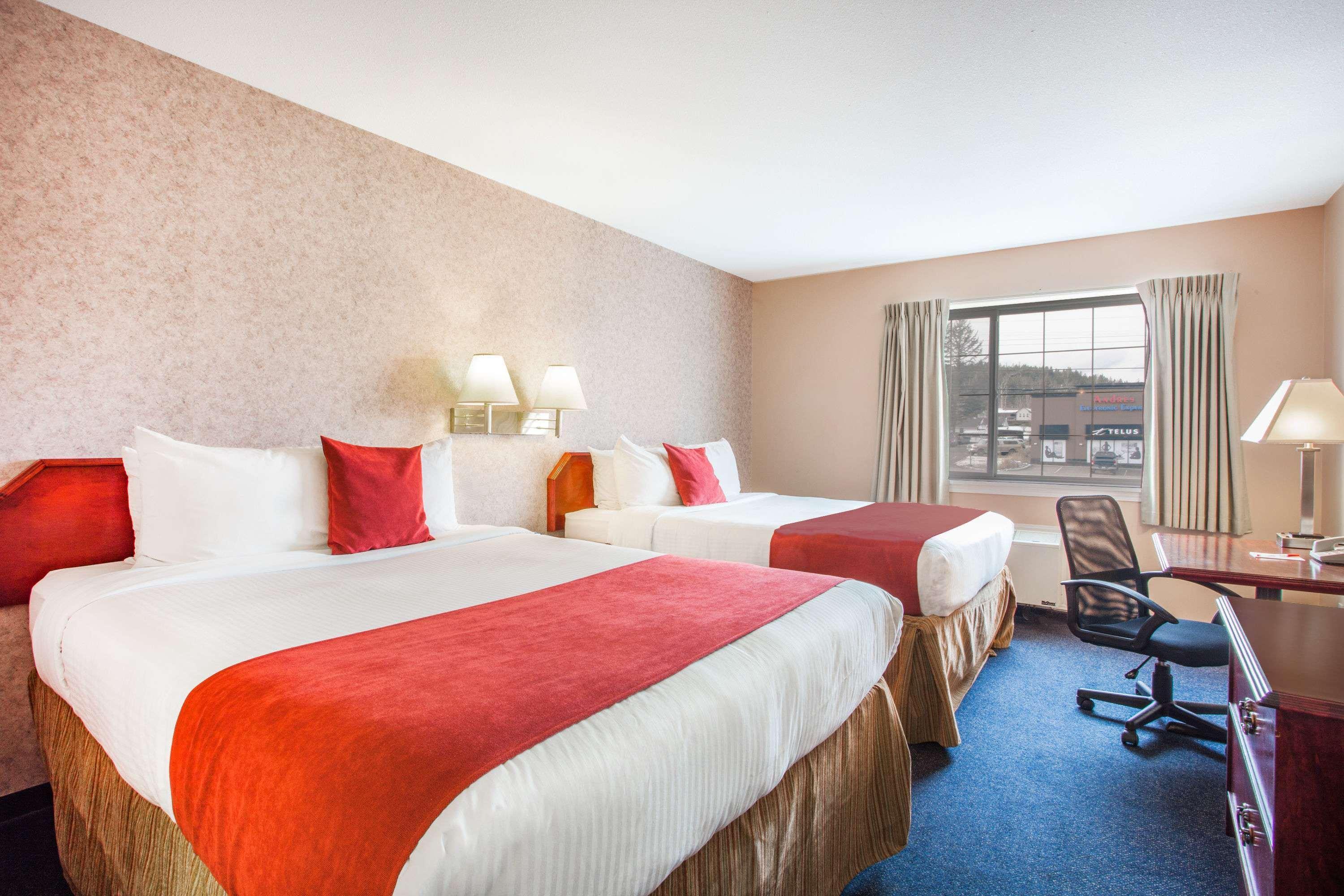 Hotel Ramada Limited 100 Mile House Esterno foto