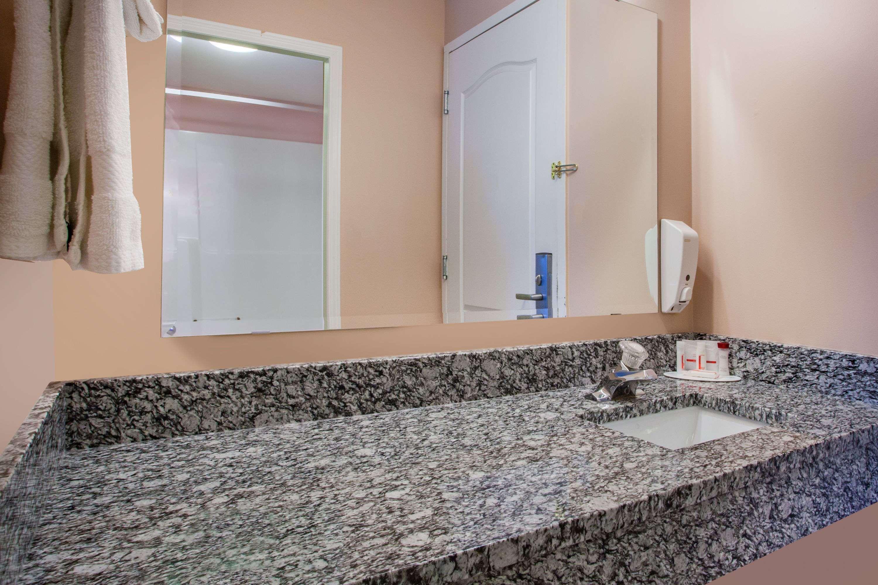 Hotel Ramada Limited 100 Mile House Esterno foto