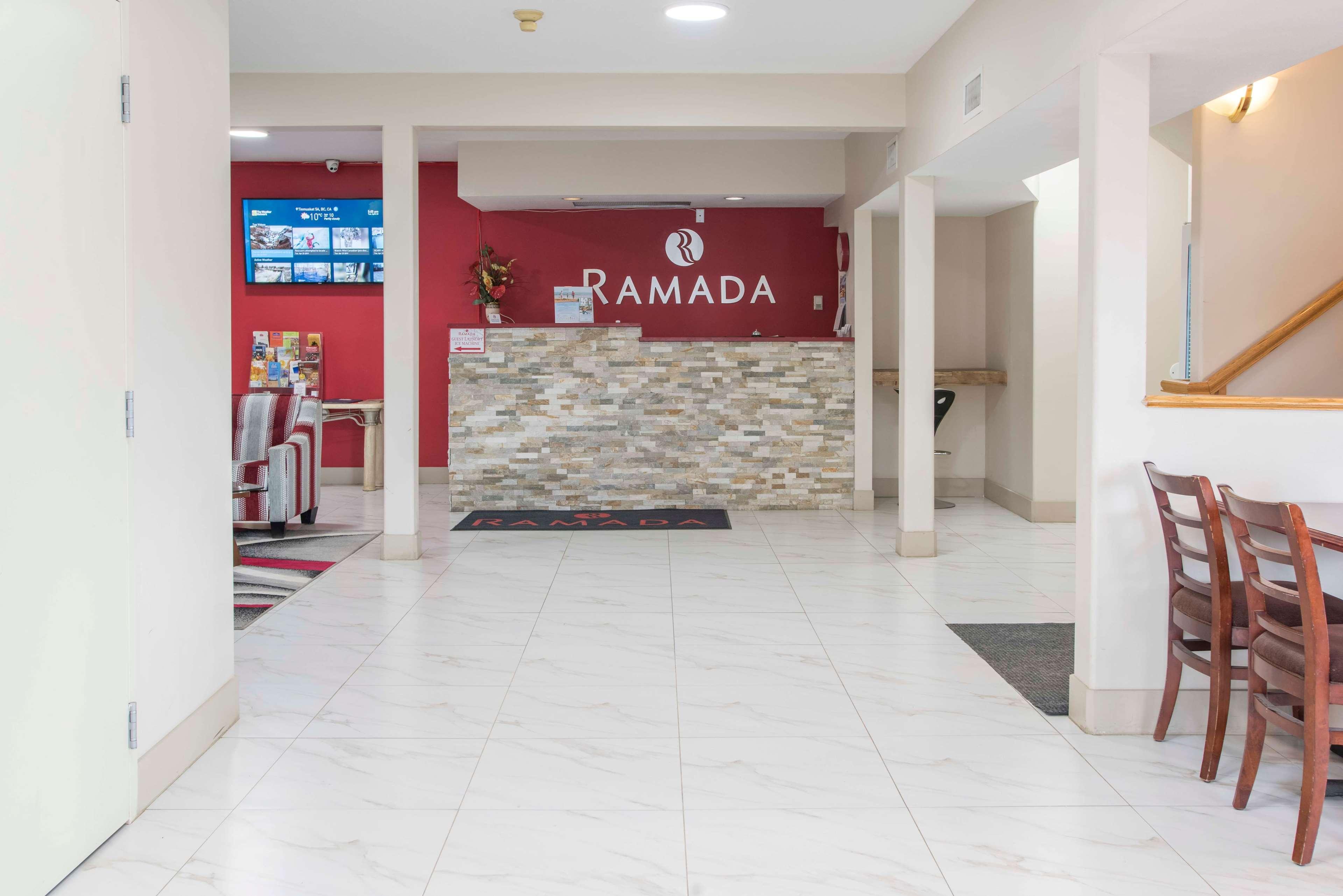 Hotel Ramada Limited 100 Mile House Esterno foto