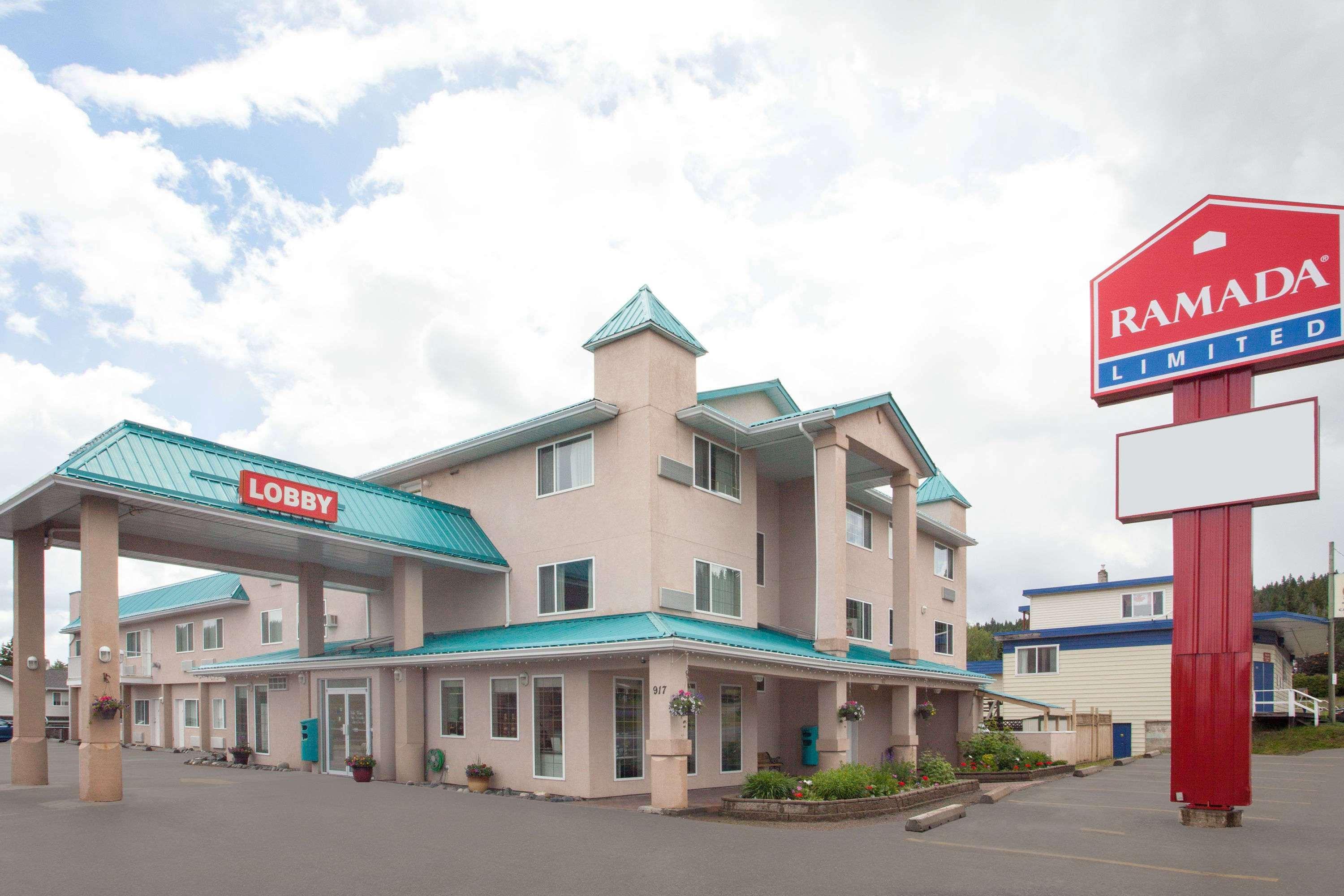 Hotel Ramada Limited 100 Mile House Esterno foto