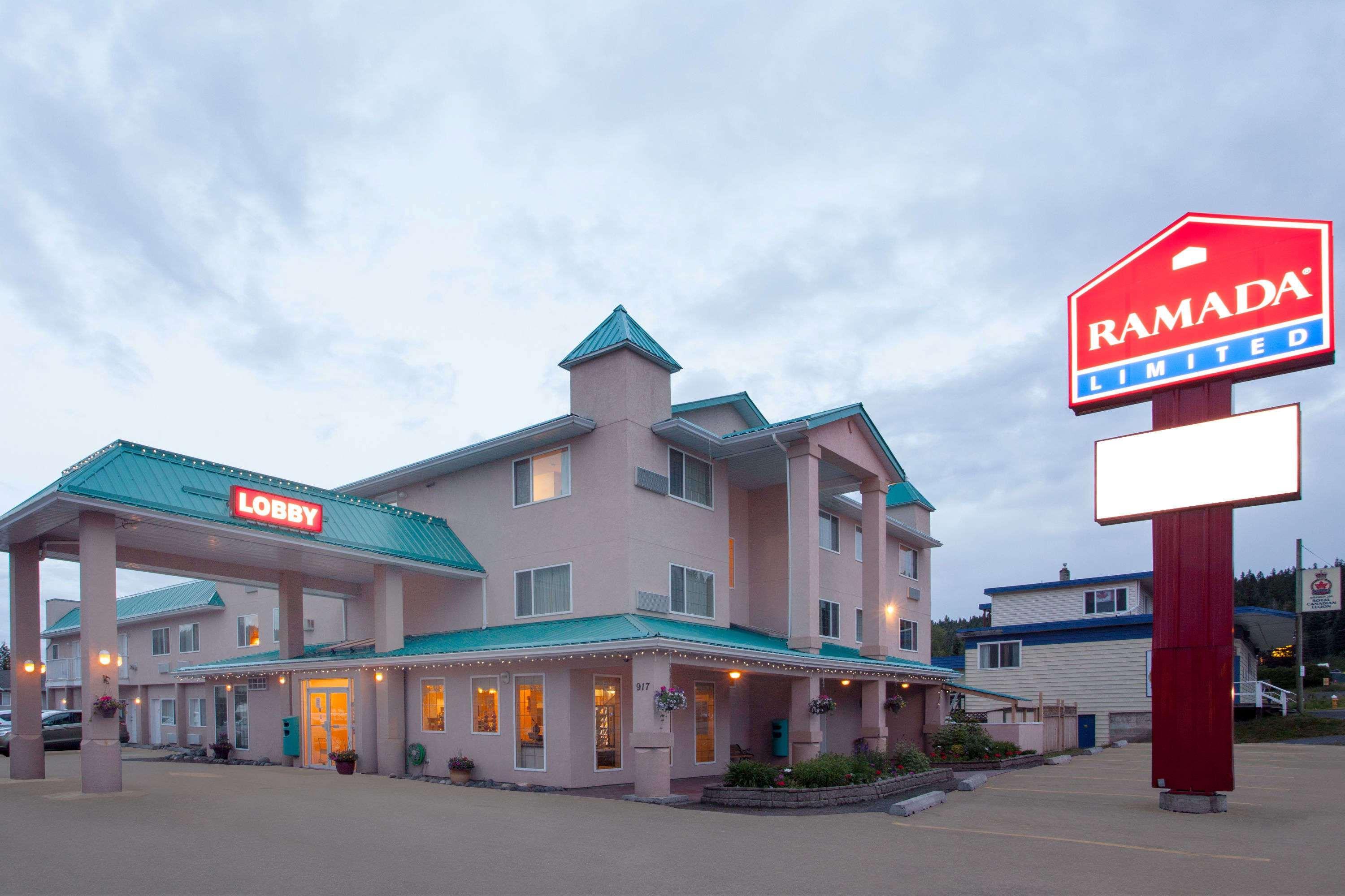 Hotel Ramada Limited 100 Mile House Esterno foto