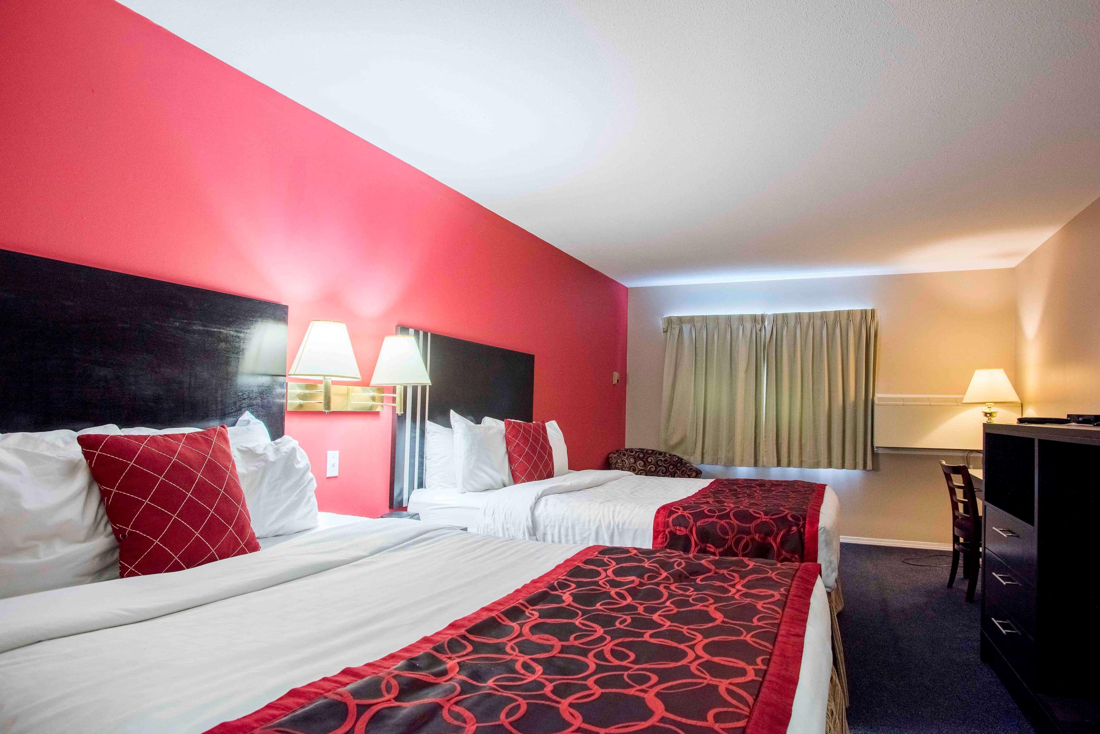 Hotel Ramada Limited 100 Mile House Esterno foto