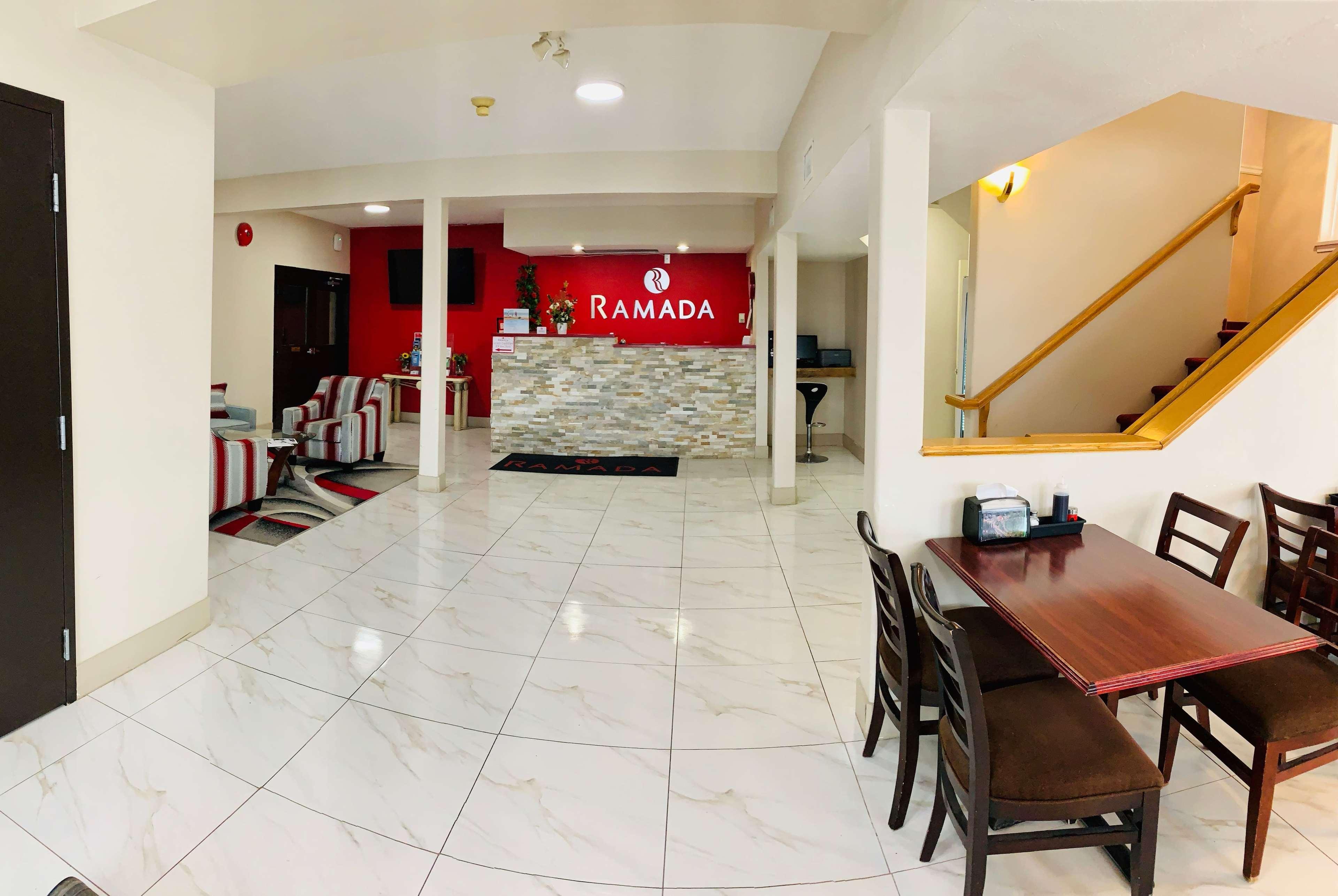 Hotel Ramada Limited 100 Mile House Esterno foto