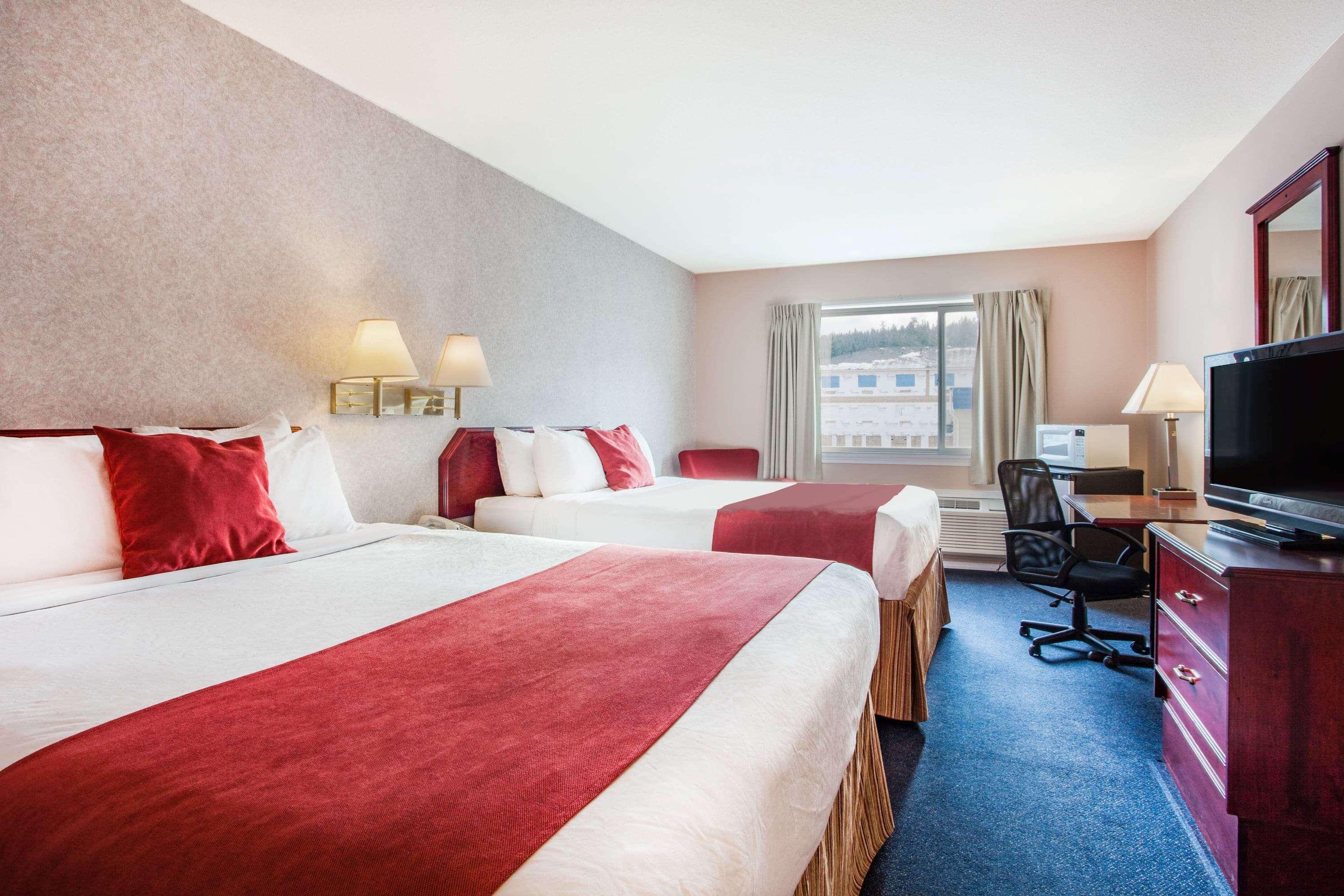 Hotel Ramada Limited 100 Mile House Esterno foto