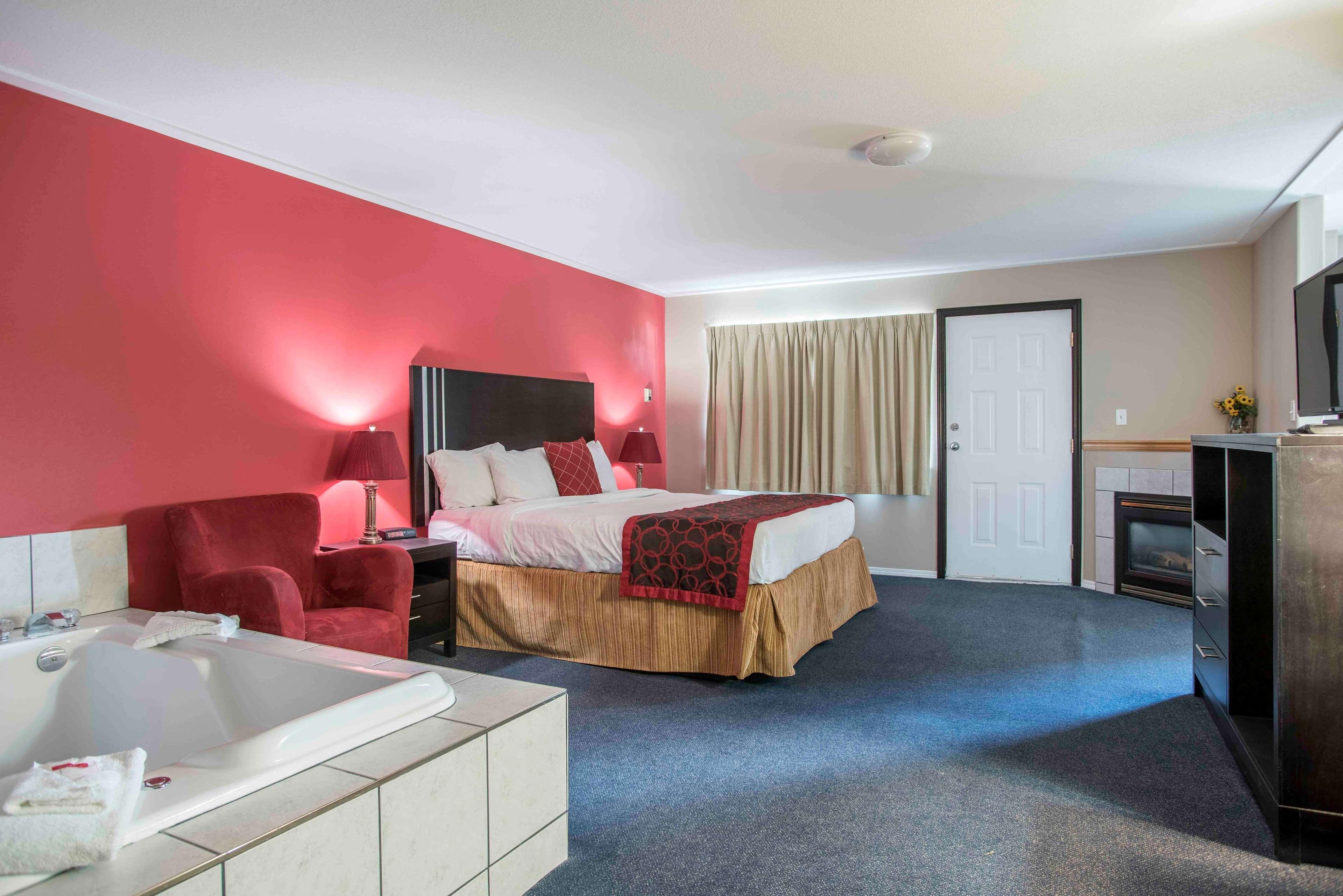 Hotel Ramada Limited 100 Mile House Esterno foto