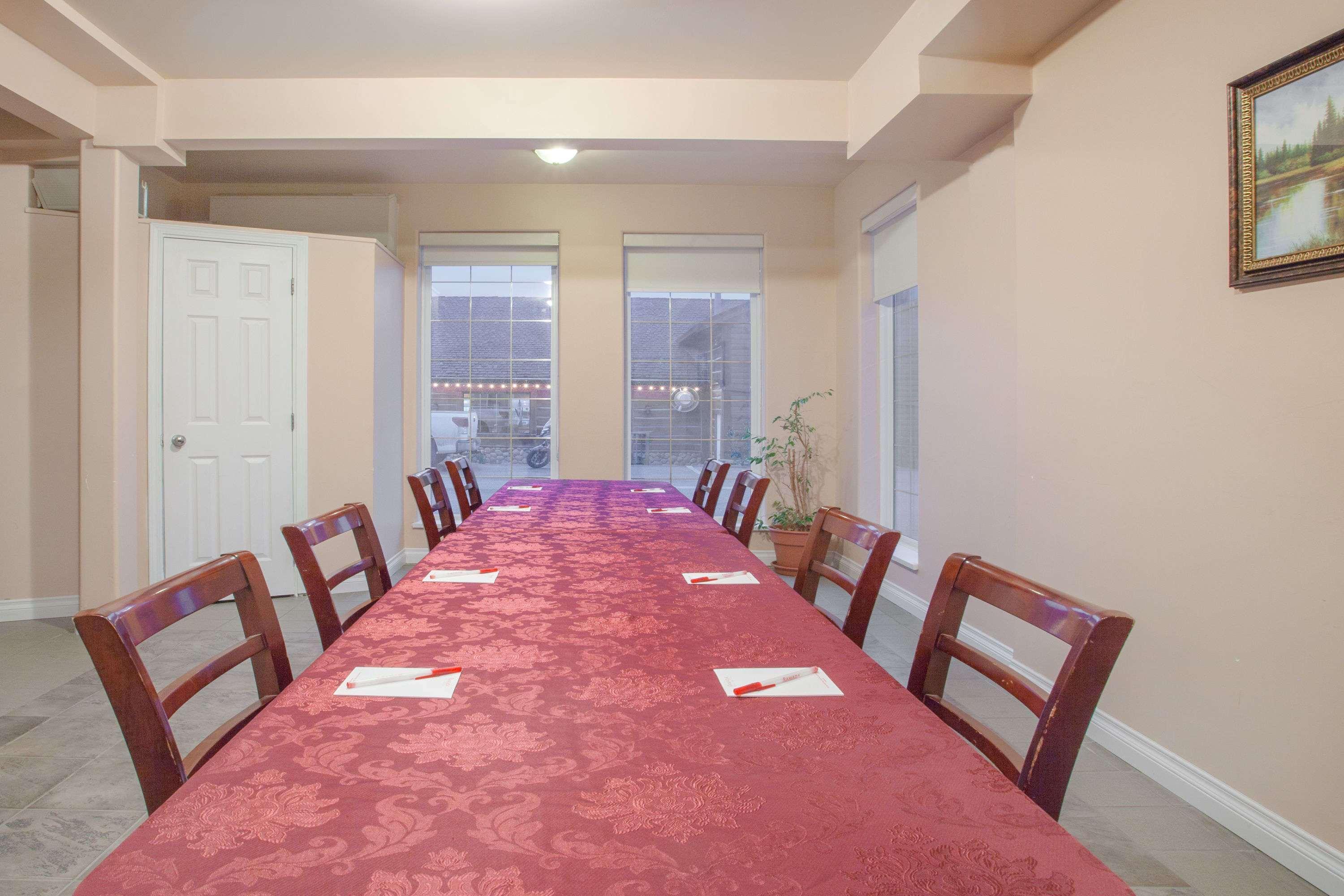 Hotel Ramada Limited 100 Mile House Esterno foto