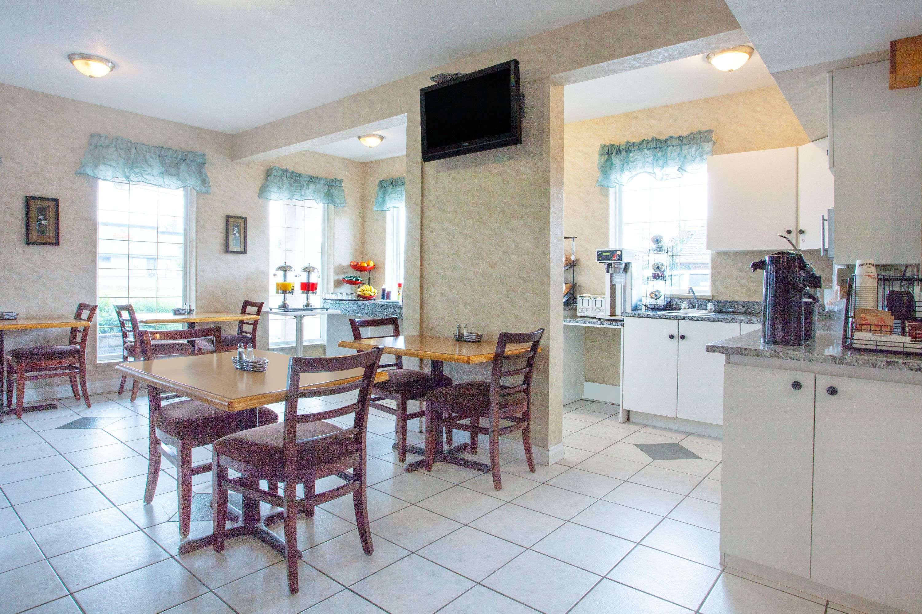 Hotel Ramada Limited 100 Mile House Esterno foto
