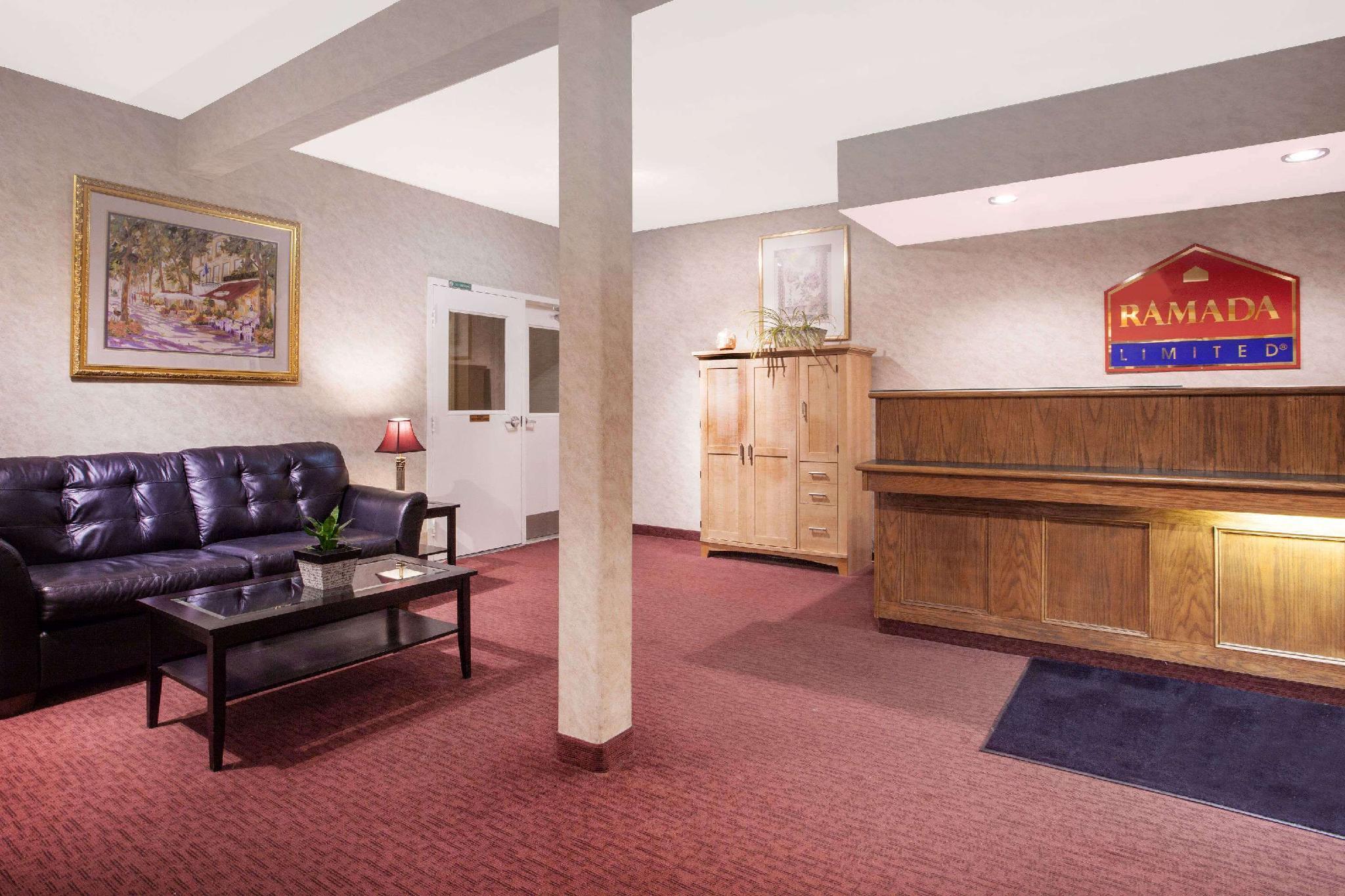 Hotel Ramada Limited 100 Mile House Esterno foto