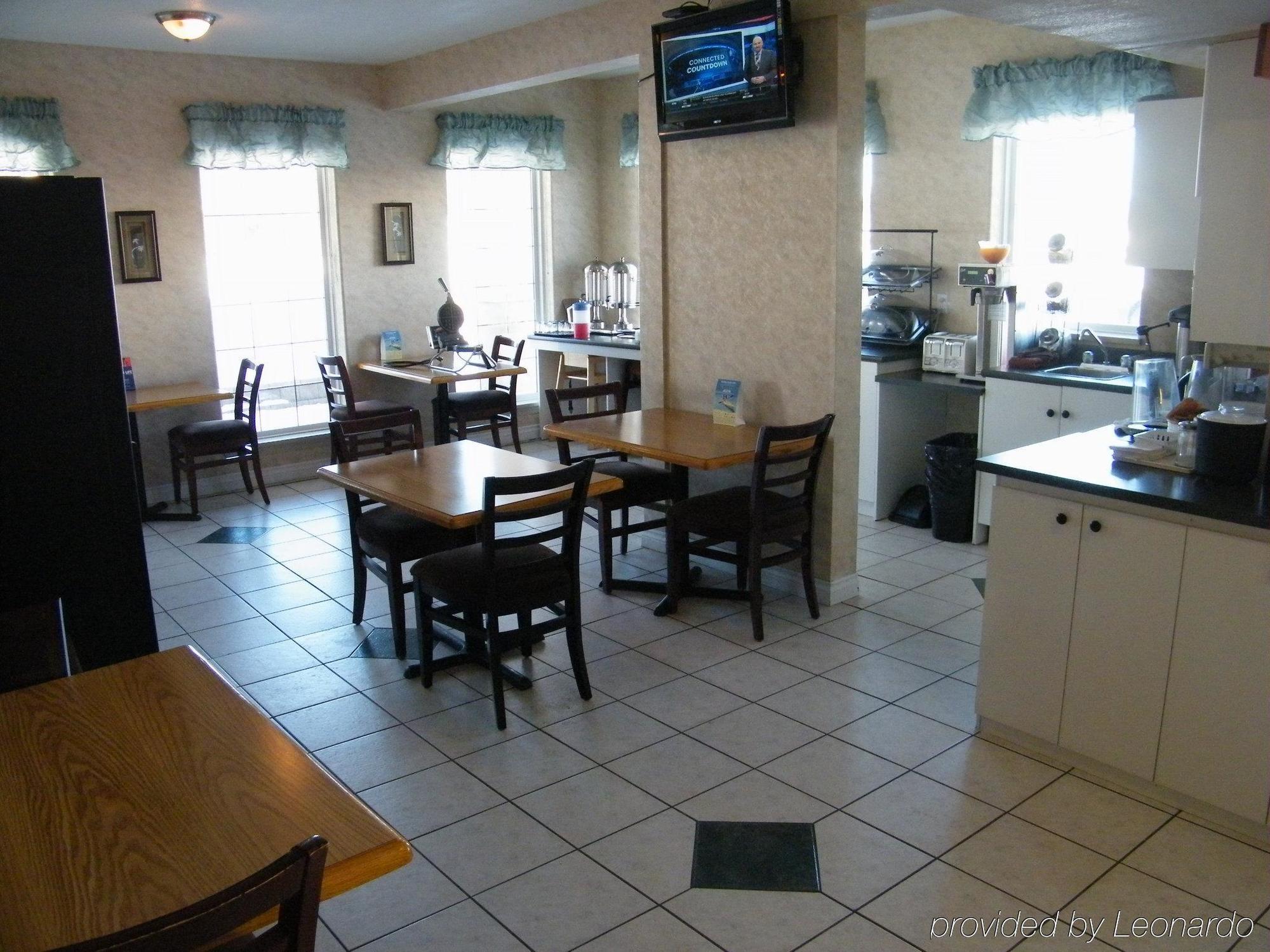 Hotel Ramada Limited 100 Mile House Esterno foto