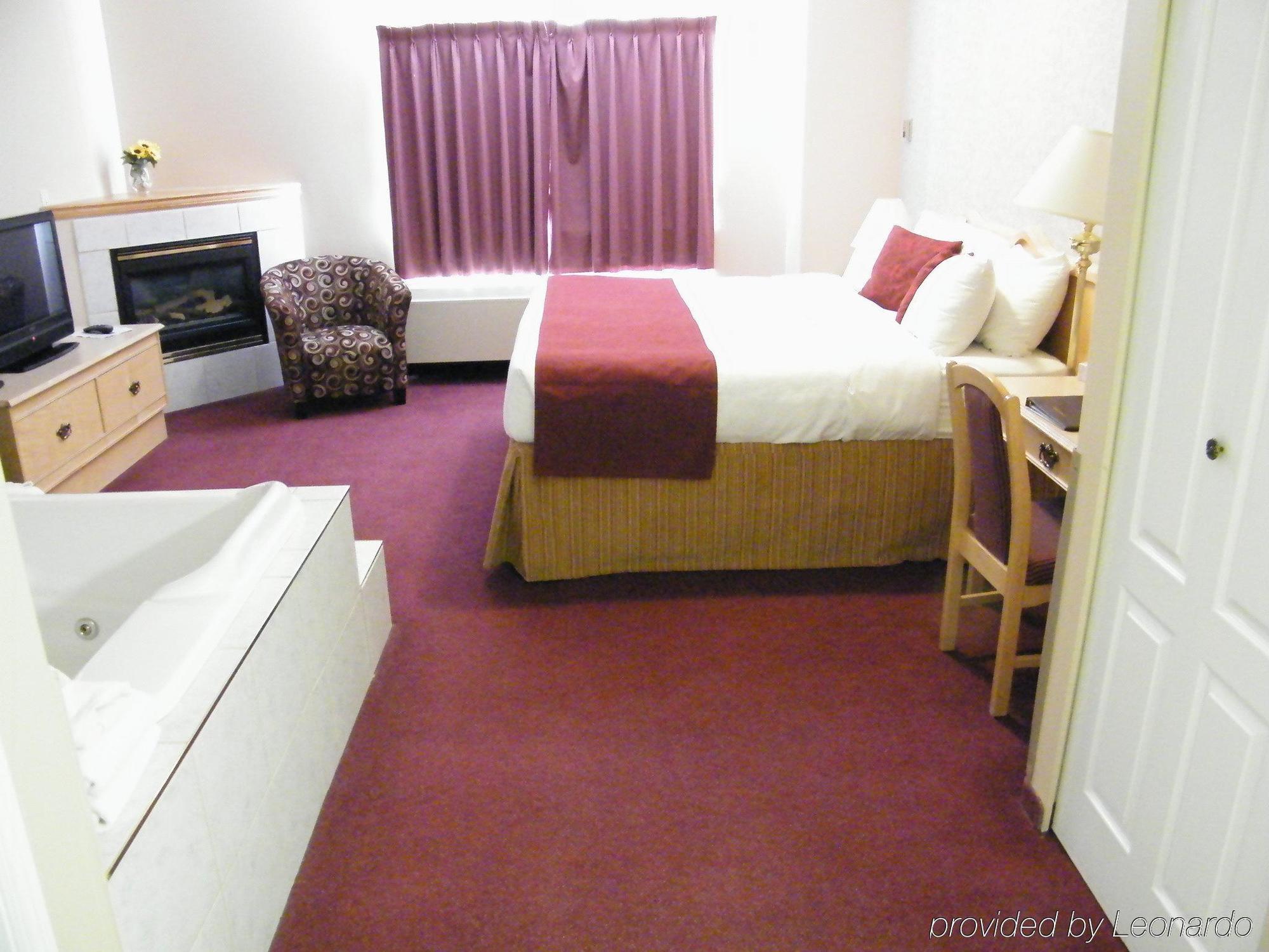 Hotel Ramada Limited 100 Mile House Esterno foto