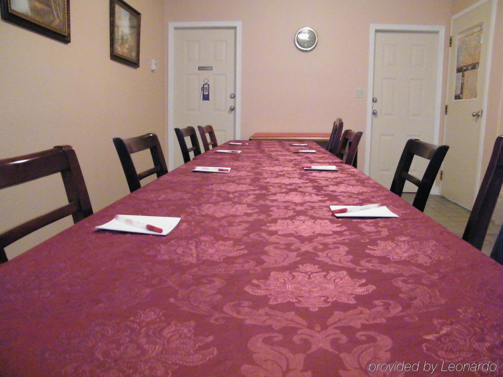 Hotel Ramada Limited 100 Mile House Esterno foto