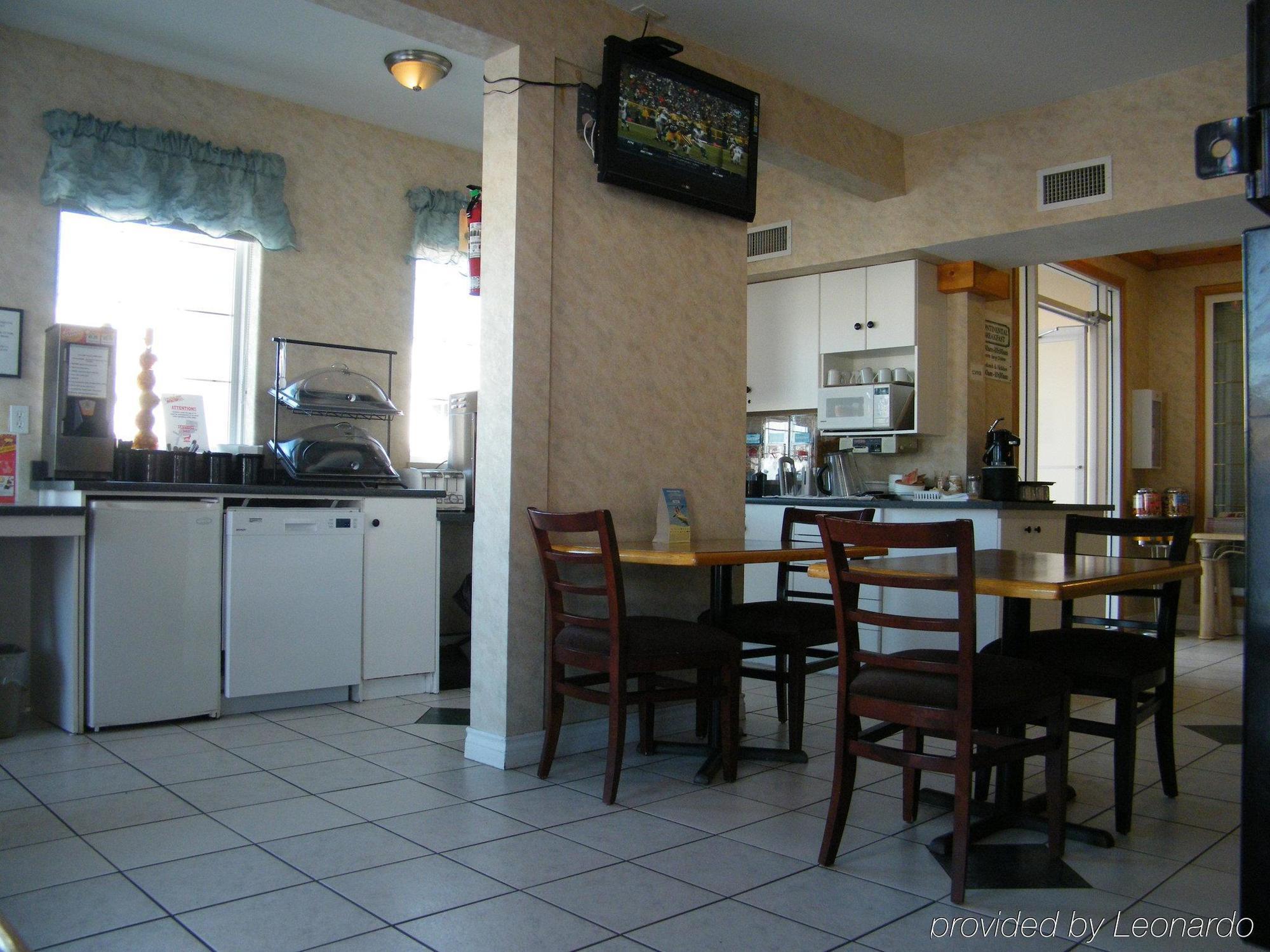 Hotel Ramada Limited 100 Mile House Esterno foto