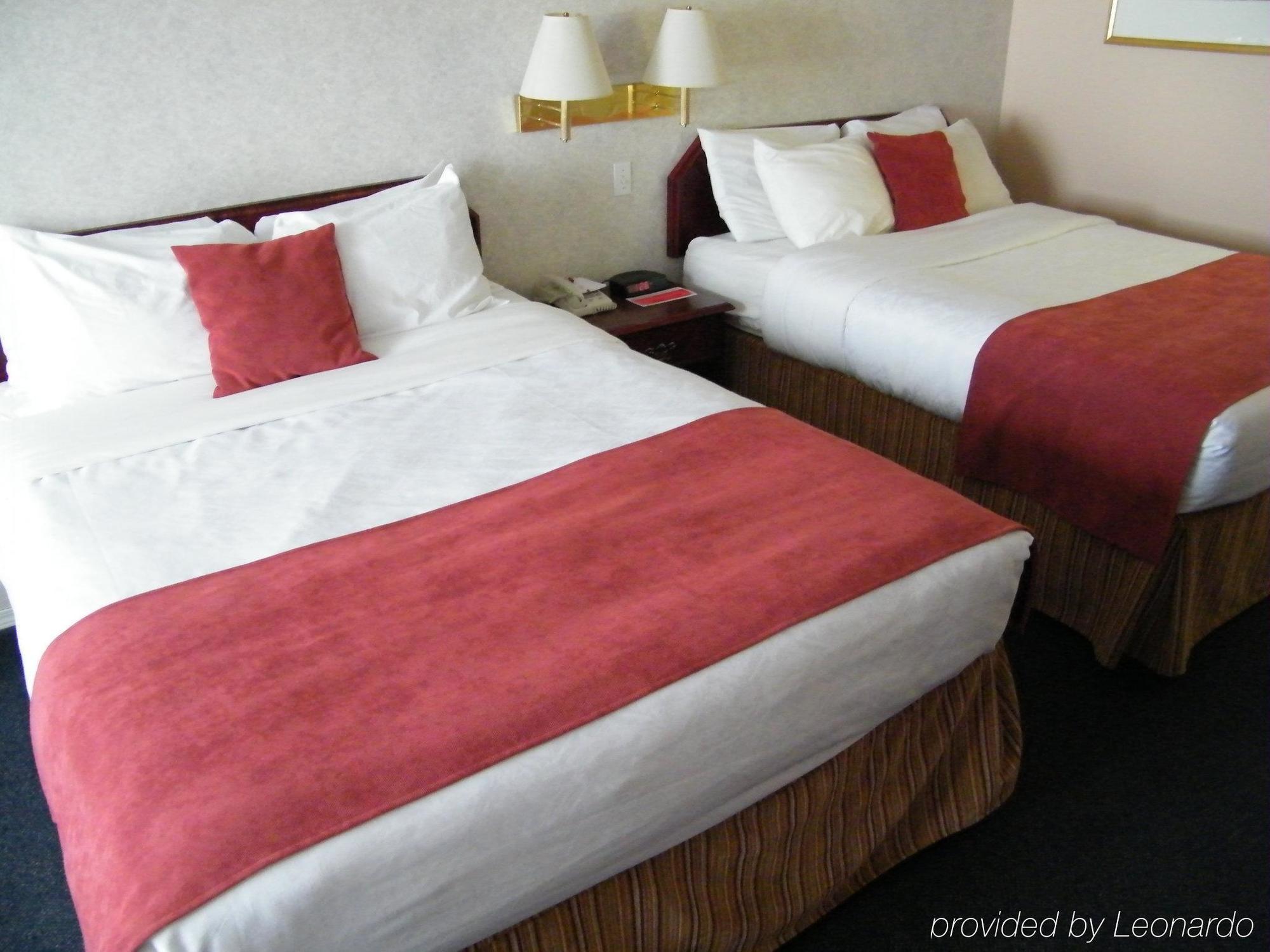 Hotel Ramada Limited 100 Mile House Esterno foto