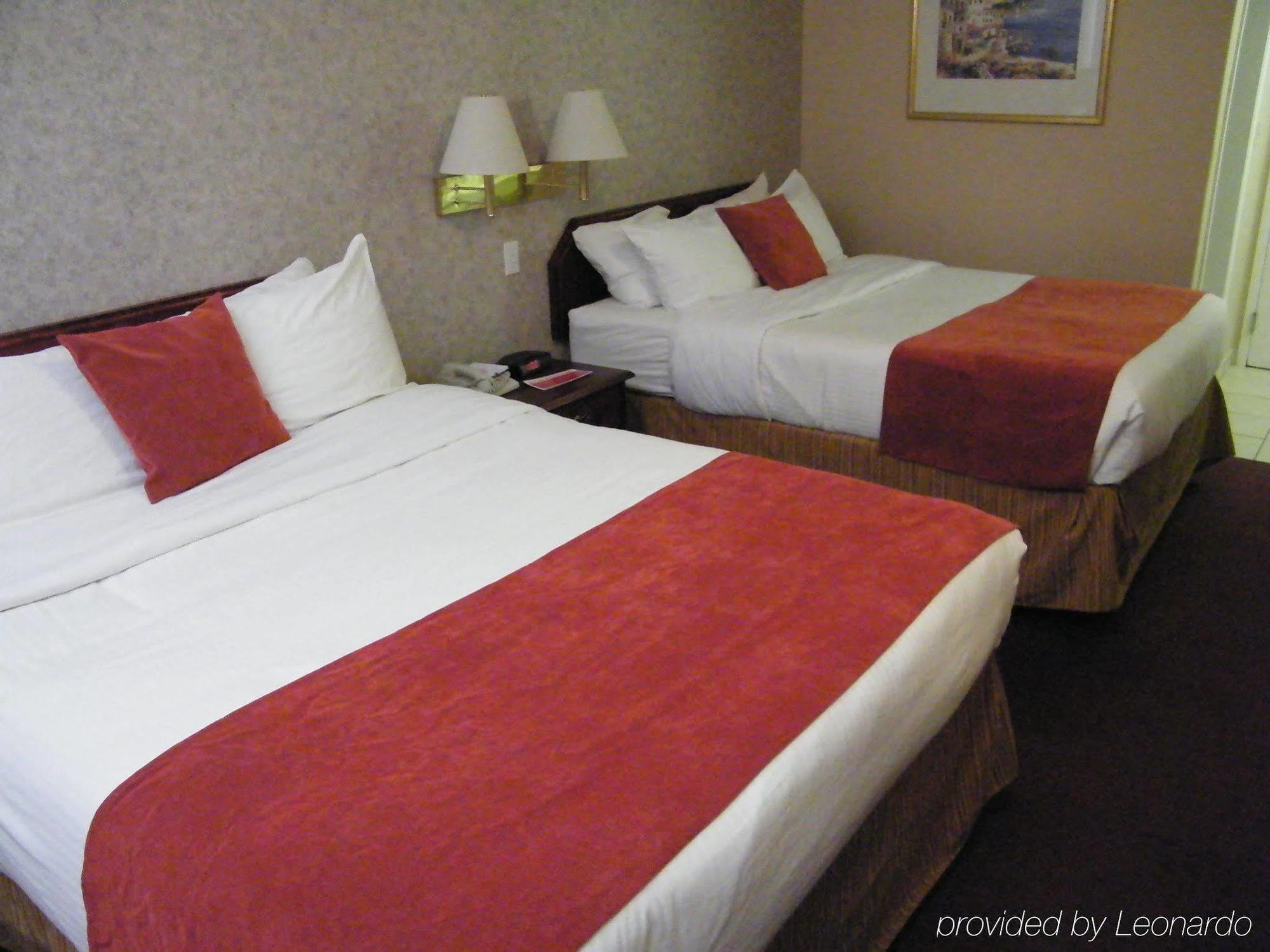 Hotel Ramada Limited 100 Mile House Esterno foto