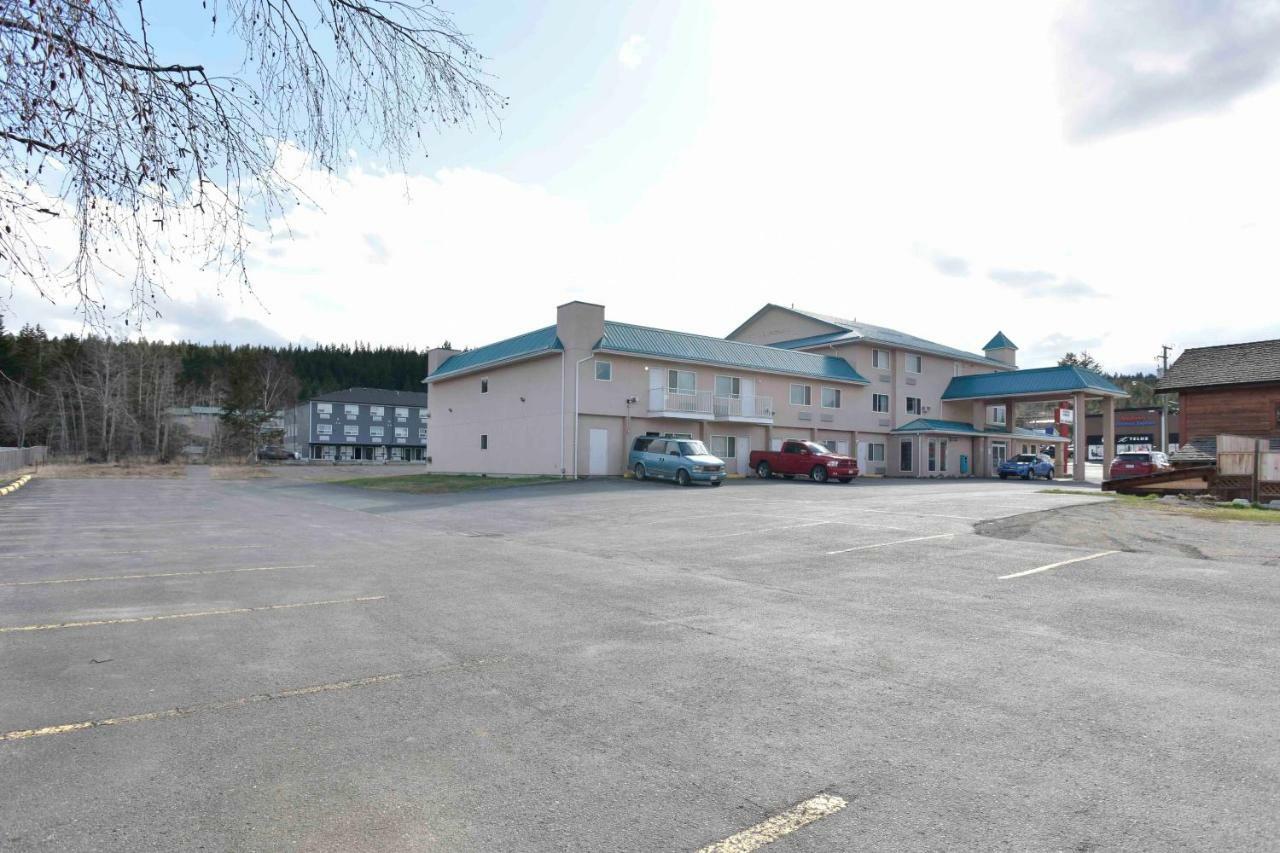 Hotel Ramada Limited 100 Mile House Esterno foto