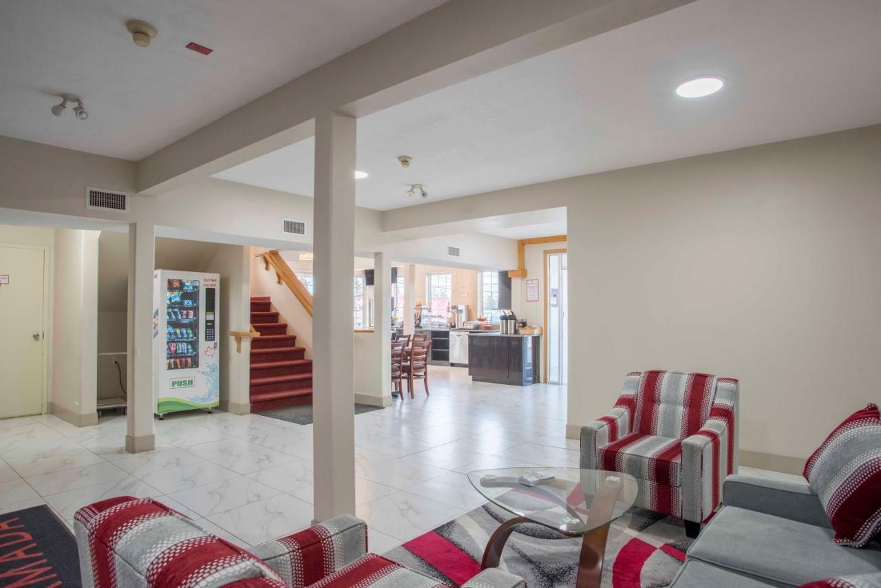 Hotel Ramada Limited 100 Mile House Esterno foto