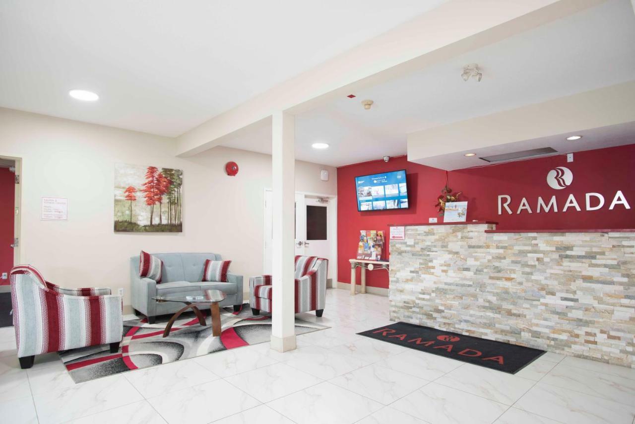 Hotel Ramada Limited 100 Mile House Esterno foto