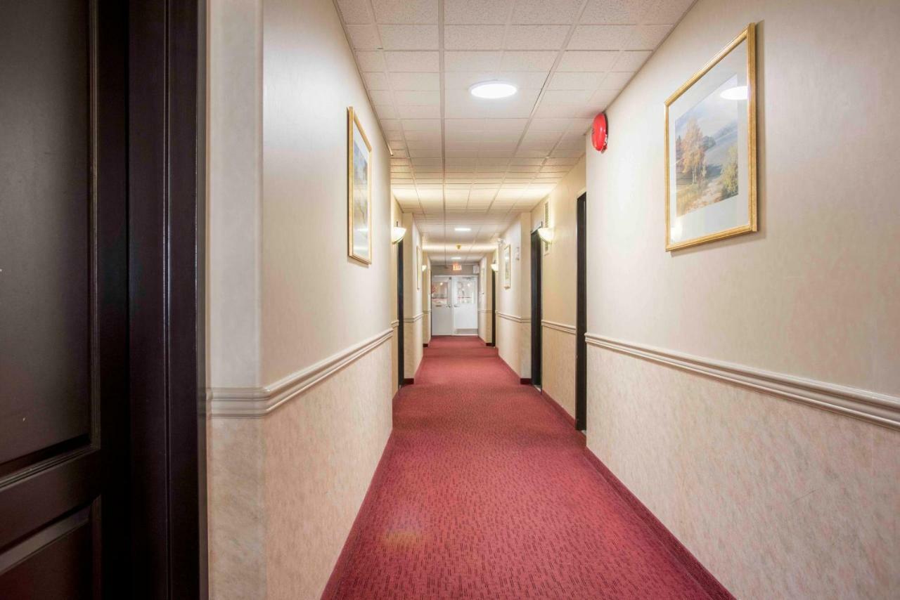 Hotel Ramada Limited 100 Mile House Esterno foto