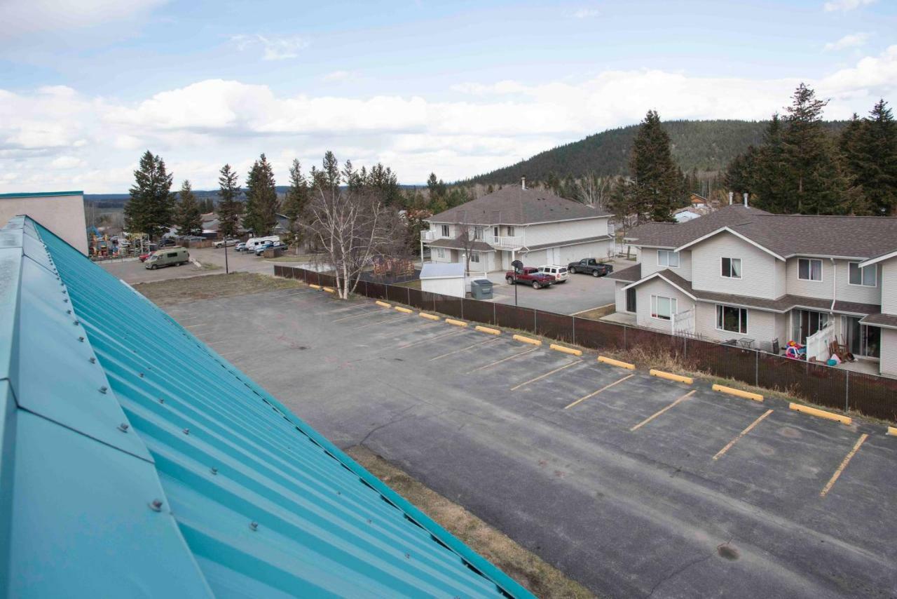 Hotel Ramada Limited 100 Mile House Esterno foto