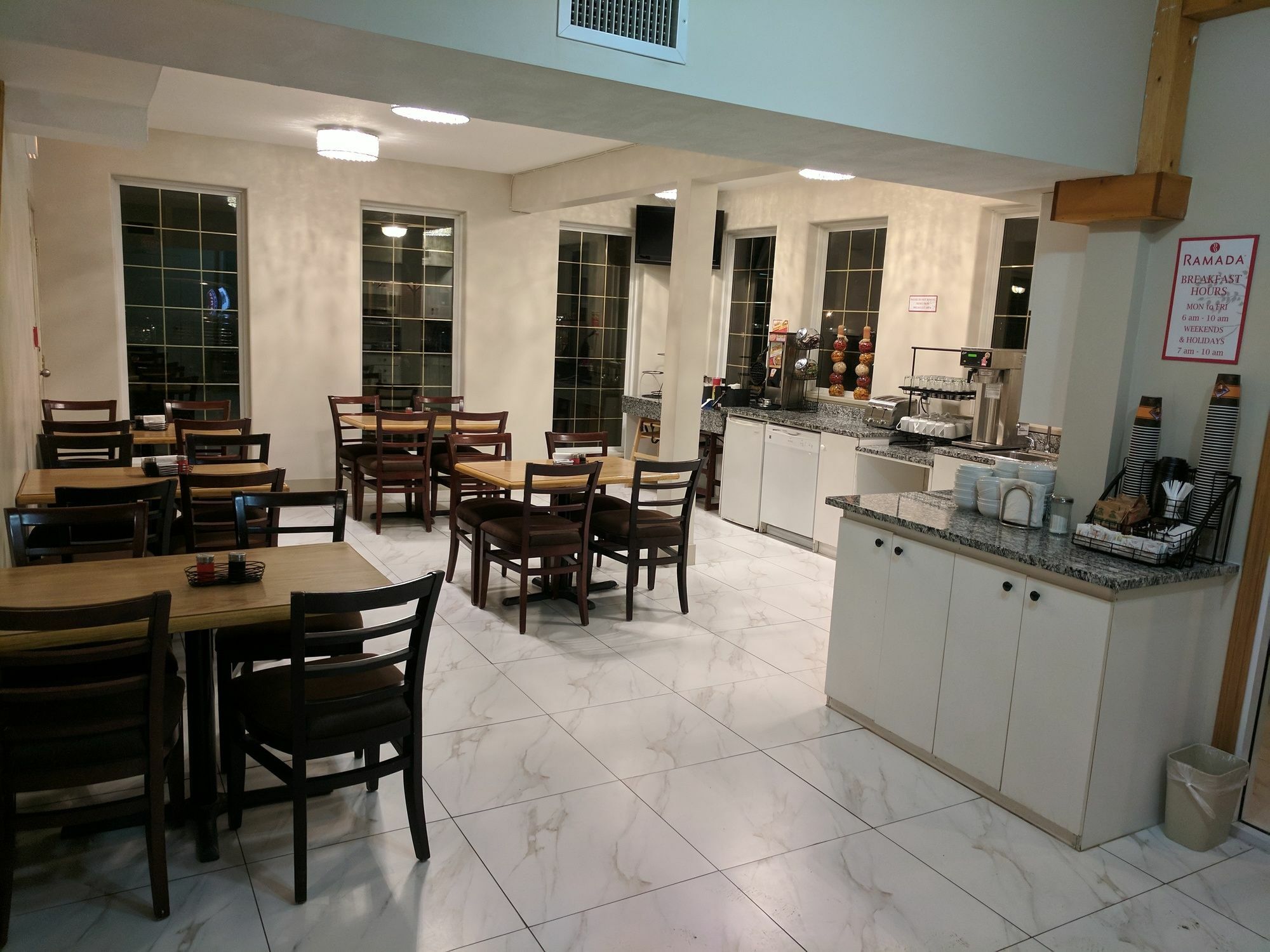 Hotel Ramada Limited 100 Mile House Esterno foto